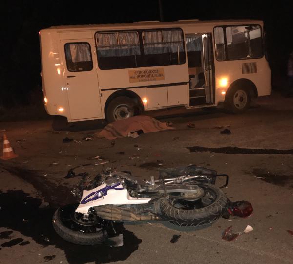 На Ставрополье в столкновении с автобусом погибли мотоциклист и его пассажир